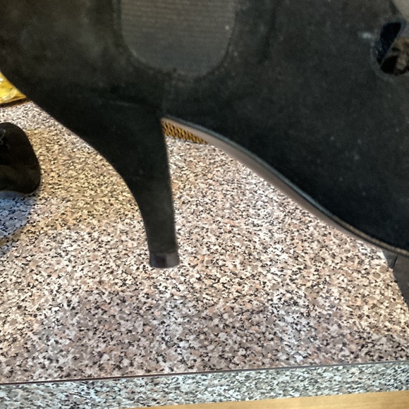 Shoes to die for. Stunning black suede. - Picture 4 of 7